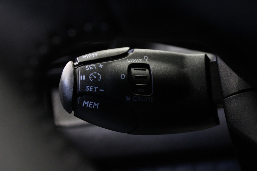 Peugeot 2008 1.2 PureTech 130 Allure |Stoelverw.|Camera|Navi| *Pasen Geopend!*