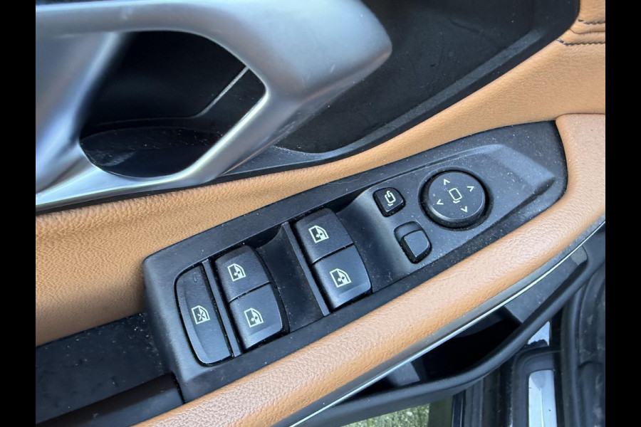 BMW 3-serie 320i High Executive | Panoramadak | Camera | Lederen Bekleding | Stoelverwarming | Sportstoelen |