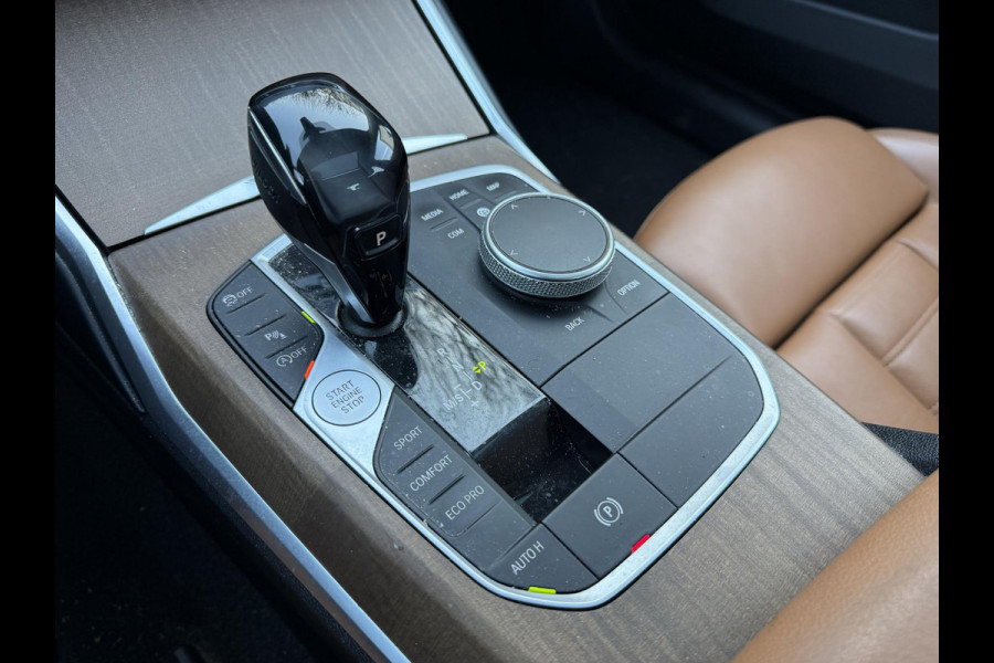 BMW 3-serie 320i High Executive | Panoramadak | Camera | Lederen Bekleding | Stoelverwarming | Sportstoelen |