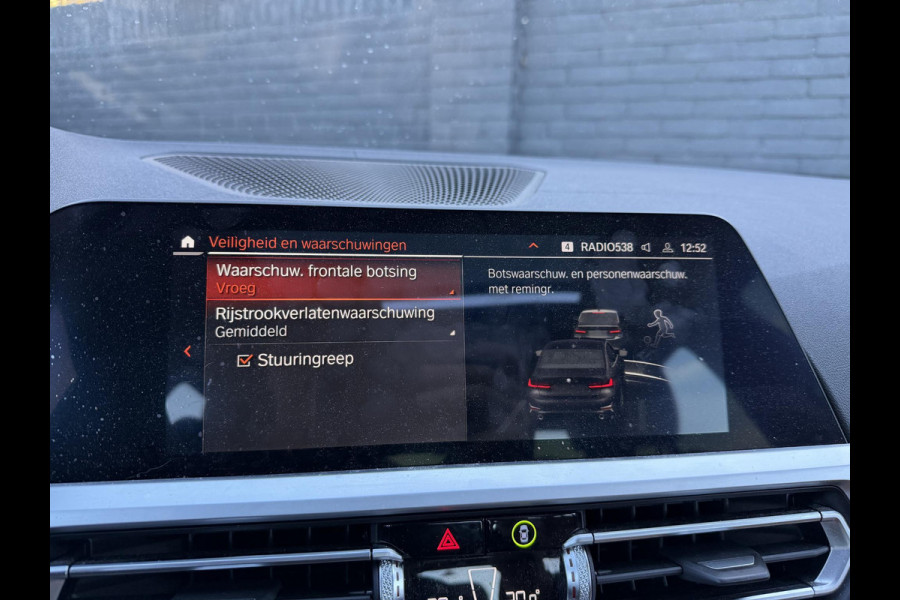 BMW 3-serie 320i High Executive | Panoramadak | Camera | Lederen Bekleding | Stoelverwarming | Sportstoelen |