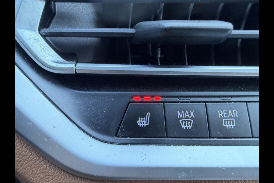 BMW 3-serie 320i High Executive | Panoramadak | Camera | Lederen Bekleding | Stoelverwarming | Sportstoelen |