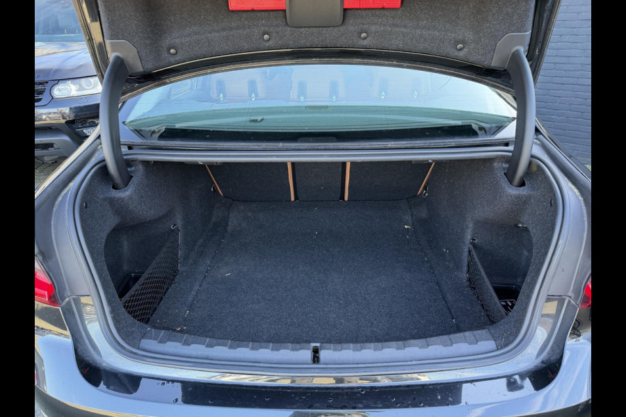 BMW 3-serie 320i High Executive | Panoramadak | Camera | Lederen Bekleding | Stoelverwarming | Sportstoelen |