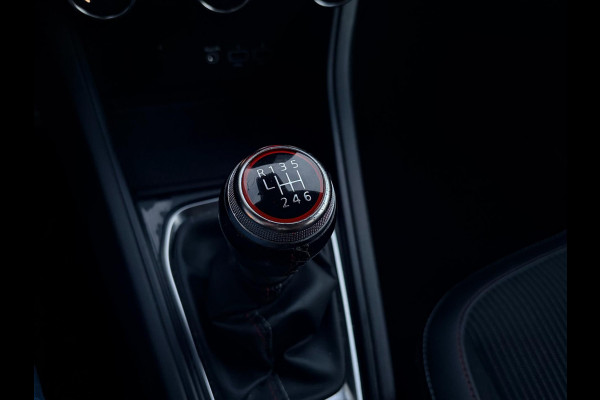 Renault Captur 1.3 TCe 140pk R.S. Line | Trekhaak | Camera | Virtual Cockpit | Sportstoelen | CarPlay