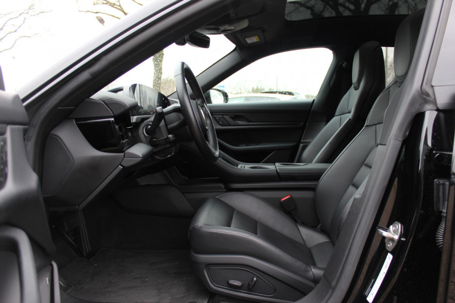 Porsche Taycan Cross Turismo 4 93 kWh / Panoramadak / Camera / Passenger Display / Nachtzicht / 20'' / Bose / Stuur+Stoelverwarming / DAB / Cruise Control
