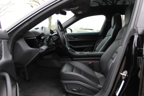 Porsche Taycan Cross Turismo 4 93 kWh / Panoramadak / Camera / Passenger Display / Nachtzicht / 20'' / Bose / Stuur+Stoelverwarming / DAB / Cruise Control