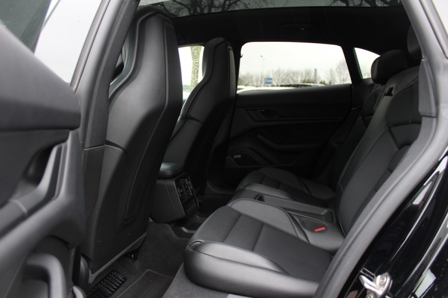Porsche Taycan Cross Turismo 4 93 kWh / Panoramadak / Camera / Passenger Display / Nachtzicht / 20'' / Bose / Stuur+Stoelverwarming / DAB / Cruise Control