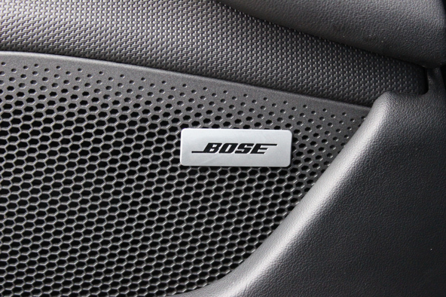 Porsche Taycan Cross Turismo 4 93 kWh / Panoramadak / Camera / Passenger Display / Nachtzicht / 20'' / Bose / Stuur+Stoelverwarming / DAB / Cruise Control