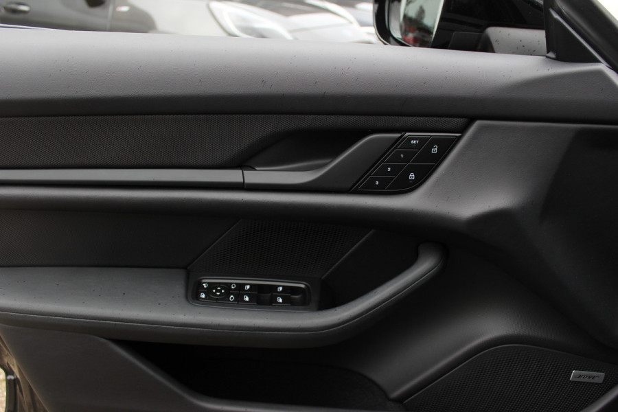 Porsche Taycan Cross Turismo 4 93 kWh / Panoramadak / Camera / Passenger Display / Nachtzicht / 20'' / Bose / Stuur+Stoelverwarming / DAB / Cruise Control
