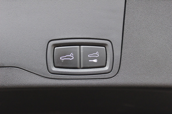 Porsche Taycan Cross Turismo 4 93 kWh / Panoramadak / Camera / Passenger Display / Nachtzicht / 20'' / Bose / Stuur+Stoelverwarming / DAB / Cruise Control