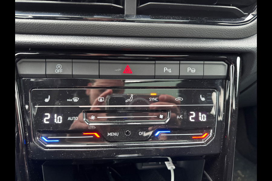 Volkswagen T-Roc 2.0 TSI 4Motion R-Line Business+ / 26.553 km! / Panoramadak / Camera / Leder / Matrix LED / 18'' / Sfeerverlichting / CarPlay / Stoelverwarming / DAB / ACC