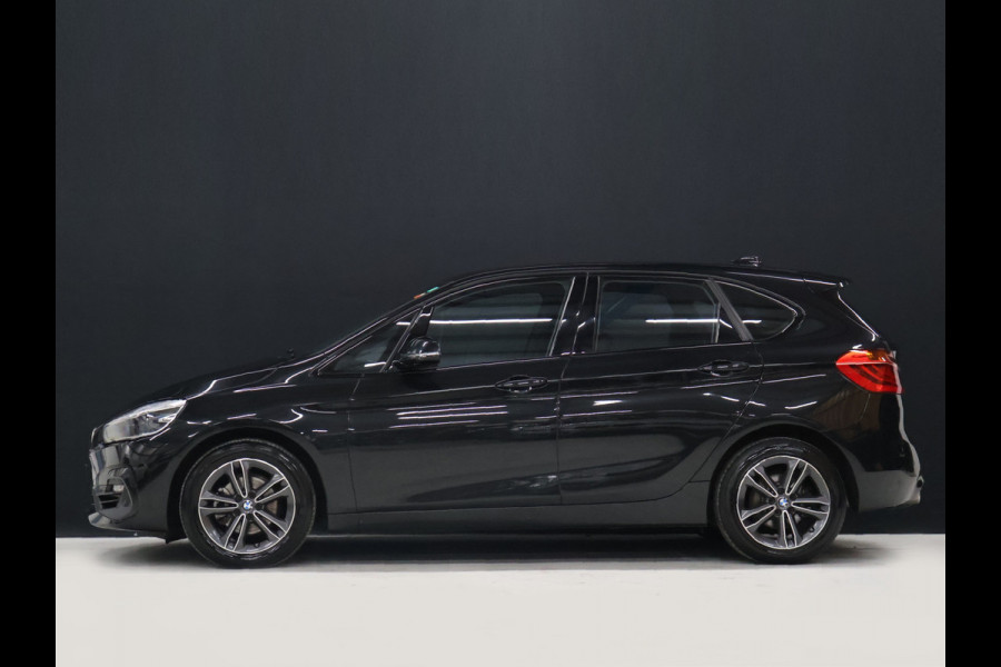BMW 2 Serie Active Tourer 218i High Executive M Sport [TREKHAAK, HARMAN/KARDON, CRUISE CONTROL, BLUETOOTH TELEFOON, HUD, ACHTERUITRIJCAMERA, PDC V+A, BMW LED, NIEUWSTAAT]