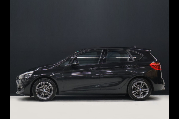 BMW 2 Serie Active Tourer 218i High Executive M Sport [TREKHAAK, HARMAN/KARDON, CRUISE CONTROL, BLUETOOTH TELEFOON, HUD, ACHTERUITRIJCAMERA, PDC V+A, BMW LED, NIEUWSTAAT]