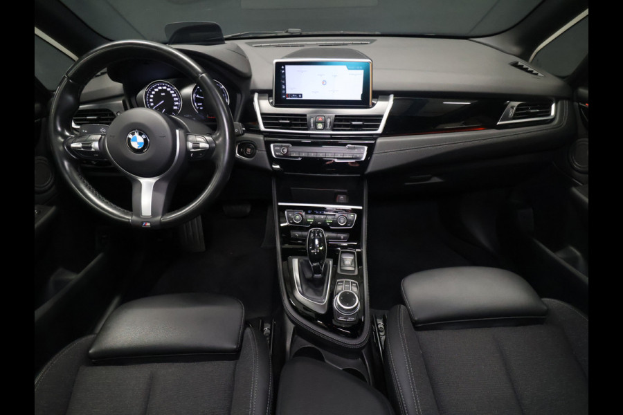BMW 2 Serie Active Tourer 218i High Executive M Sport [TREKHAAK, HARMAN/KARDON, CRUISE CONTROL, BLUETOOTH TELEFOON, HUD, ACHTERUITRIJCAMERA, PDC V+A, BMW LED, NIEUWSTAAT]