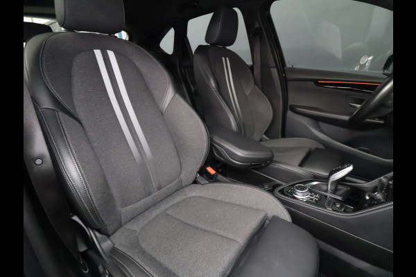 BMW 2 Serie Active Tourer 218i High Executive M Sport [TREKHAAK, HARMAN/KARDON, CRUISE CONTROL, BLUETOOTH TELEFOON, HUD, ACHTERUITRIJCAMERA, PDC V+A, BMW LED, NIEUWSTAAT]