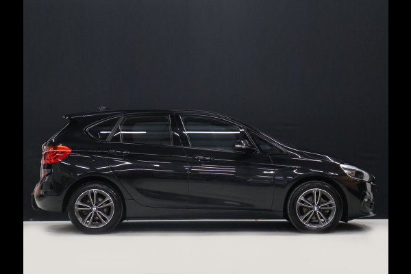 BMW 2 Serie Active Tourer 218i High Executive M Sport [TREKHAAK, HARMAN/KARDON, CRUISE CONTROL, BLUETOOTH TELEFOON, HUD, ACHTERUITRIJCAMERA, PDC V+A, BMW LED, NIEUWSTAAT]
