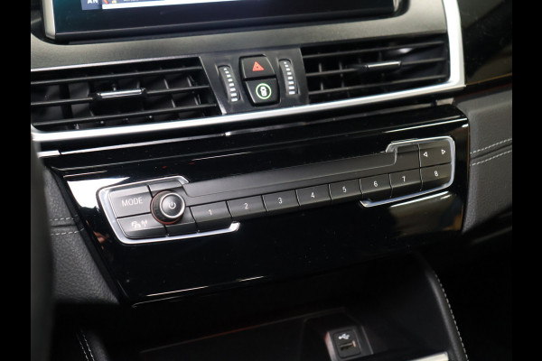 BMW 2 Serie Active Tourer 218i High Executive M Sport [TREKHAAK, HARMAN/KARDON, CRUISE CONTROL, BLUETOOTH TELEFOON, HUD, ACHTERUITRIJCAMERA, PDC V+A, BMW LED, NIEUWSTAAT]