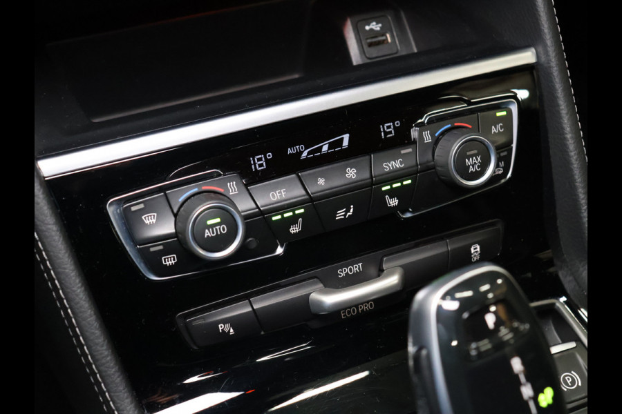 BMW 2 Serie Active Tourer 218i High Executive M Sport [TREKHAAK, HARMAN/KARDON, CRUISE CONTROL, BLUETOOTH TELEFOON, HUD, ACHTERUITRIJCAMERA, PDC V+A, BMW LED, NIEUWSTAAT]