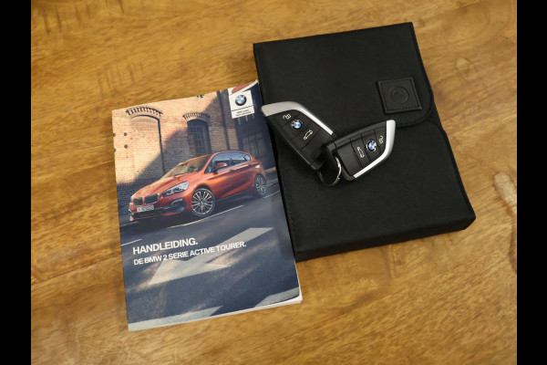 BMW 2 Serie Active Tourer 218i High Executive M Sport [TREKHAAK, HARMAN/KARDON, CRUISE CONTROL, BLUETOOTH TELEFOON, HUD, ACHTERUITRIJCAMERA, PDC V+A, BMW LED, NIEUWSTAAT]