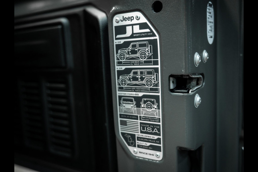 Jeep Wrangler 2.2D Sahara | Grijs Kenteken | Stoel en stuurverwarming | Custom Corse Edition |  Trekhaak | Alpine Sound |