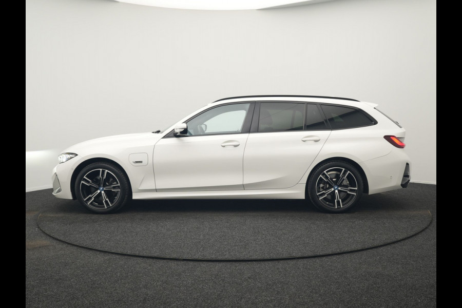 BMW 3 Serie Touring 320e M Sport FACELIFT Plug In Hybrid 204pk Dealer O.H PHEV | Trekhaak Af Fabriek | Adapive Cruise | Widescreen Navi | Head Up | Alcantara Sportstoelen Verwarmd | Camera & Parkassist | Apple Carplay |