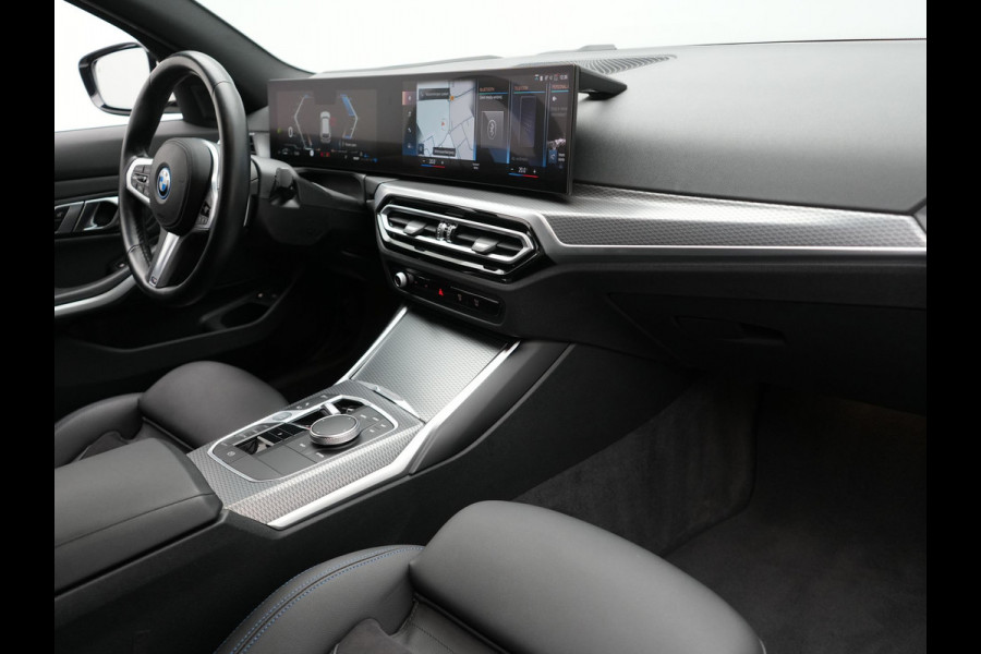 BMW 3 Serie Touring 320e M Sport FACELIFT Plug In Hybrid 204pk Dealer O.H PHEV | Trekhaak Af Fabriek | Adapive Cruise | Widescreen Navi | Head Up | Alcantara Sportstoelen Verwarmd | Camera & Parkassist | Apple Carplay |