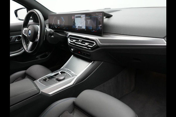 BMW 3 Serie Touring 320e M Sport FACELIFT Plug In Hybrid 204pk Dealer O.H PHEV | Trekhaak Af Fabriek | Adapive Cruise | Widescreen Navi | Head Up | Alcantara Sportstoelen Verwarmd | Camera & Parkassist | Apple Carplay |