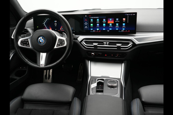 BMW 3 Serie Touring 320e M Sport FACELIFT Plug In Hybrid 204pk Dealer O.H PHEV | Trekhaak Af Fabriek | Adapive Cruise | Widescreen Navi | Head Up | Alcantara Sportstoelen Verwarmd | Camera & Parkassist | Apple Carplay |