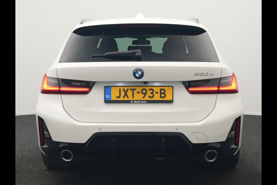 BMW 3 Serie Touring 320e M Sport FACELIFT Plug In Hybrid 204pk Dealer O.H PHEV | Trekhaak Af Fabriek | Adapive Cruise | Widescreen Navi | Head Up | Alcantara Sportstoelen Verwarmd | Camera & Parkassist | Apple Carplay |