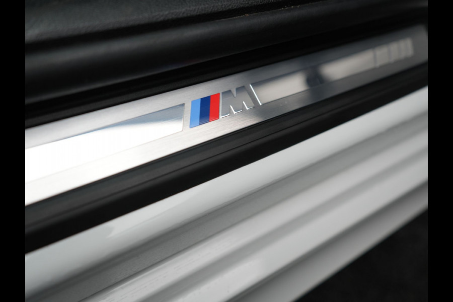 BMW 3 Serie Touring 320e M Sport FACELIFT Plug In Hybrid 204pk Dealer O.H PHEV | Trekhaak Af Fabriek | Adapive Cruise | Widescreen Navi | Head Up | Alcantara Sportstoelen Verwarmd | Camera & Parkassist | Apple Carplay |