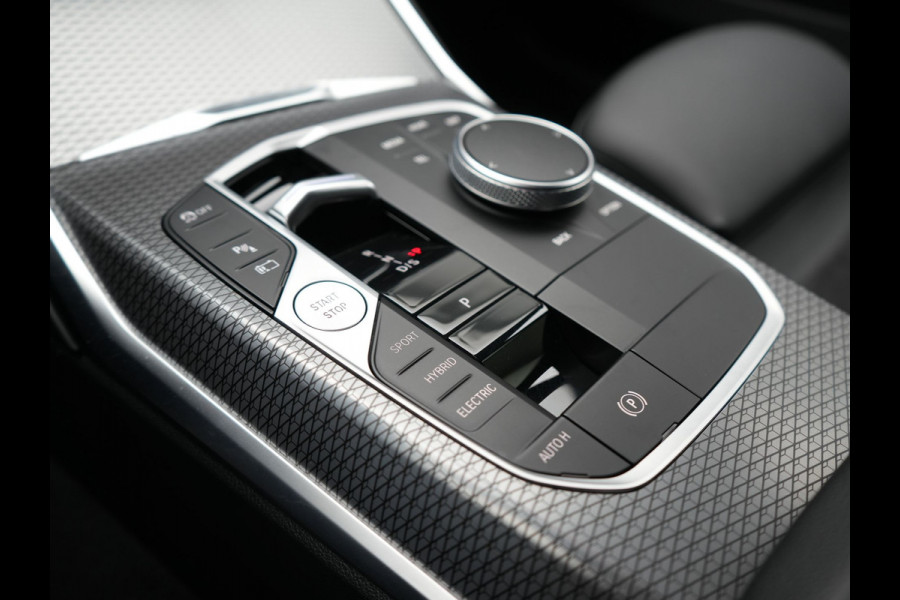 BMW 3 Serie Touring 320e M Sport FACELIFT Plug In Hybrid 204pk Dealer O.H PHEV | Trekhaak Af Fabriek | Adapive Cruise | Widescreen Navi | Head Up | Alcantara Sportstoelen Verwarmd | Camera & Parkassist | Apple Carplay |