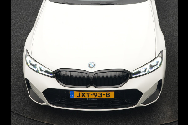 BMW 3 Serie Touring 320e M Sport FACELIFT Plug In Hybrid 204pk Dealer O.H PHEV | Trekhaak Af Fabriek | Adapive Cruise | Widescreen Navi | Head Up | Alcantara Sportstoelen Verwarmd | Camera & Parkassist | Apple Carplay |
