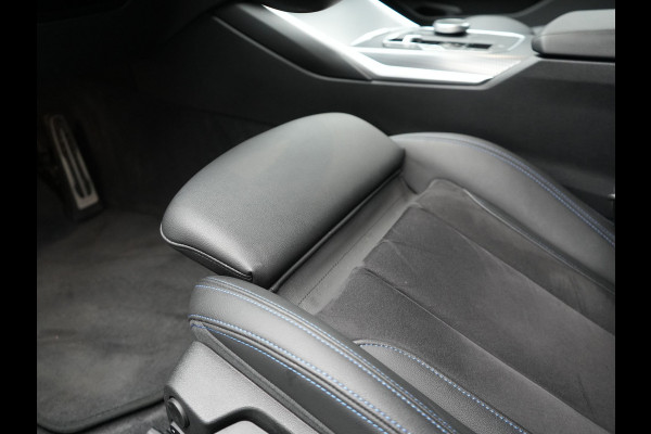 BMW 3 Serie Touring 320e M Sport FACELIFT Plug In Hybrid 204pk Dealer O.H PHEV | Trekhaak Af Fabriek | Adapive Cruise | Widescreen Navi | Head Up | Alcantara Sportstoelen Verwarmd | Camera & Parkassist | Apple Carplay |