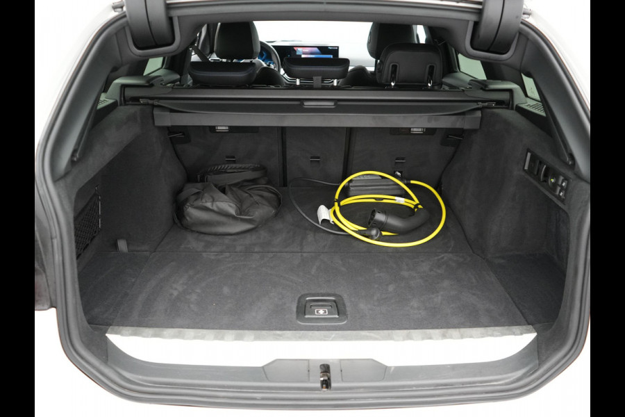 BMW 3 Serie Touring 320e M Sport FACELIFT Plug In Hybrid 204pk Dealer O.H PHEV | Trekhaak Af Fabriek | Adapive Cruise | Widescreen Navi | Head Up | Alcantara Sportstoelen Verwarmd | Camera & Parkassist | Apple Carplay |