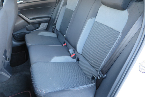 Volkswagen Polo 1.5 TSI 150pk DSG 3x R-line Highline Led , Panorama schuifdak, Virtual cockpit , Stoelverwarming , PDC, DAB+, Carplay, Achteruitrijcamera , LMV , etc.   (nieuwe APK)