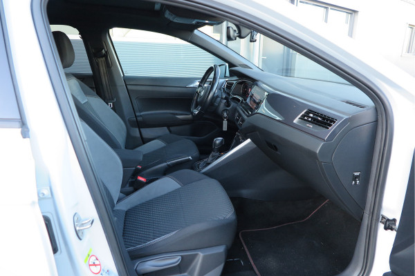 Volkswagen Polo 1.5 TSI 150pk DSG 3x R-line Highline Led , Panorama schuifdak, Virtual cockpit , Stoelverwarming , PDC, DAB+, Carplay, Achteruitrijcamera , LMV , etc.   (nieuwe APK)