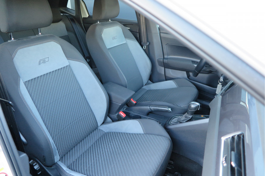 Volkswagen Polo 1.5 TSI 150pk DSG 3x R-line Highline Led , Panorama schuifdak, Virtual cockpit , Stoelverwarming , PDC, DAB+, Carplay, Achteruitrijcamera , LMV , etc.   (nieuwe APK)