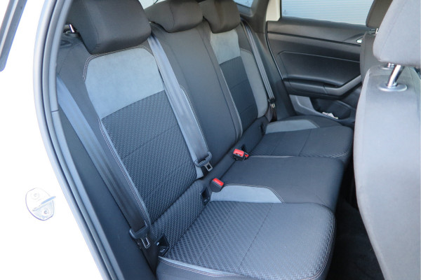 Volkswagen Polo 1.5 TSI 150pk DSG 3x R-line Highline Led , Panorama schuifdak, Virtual cockpit , Stoelverwarming , PDC, DAB+, Carplay, Achteruitrijcamera , LMV , etc.   (nieuwe APK)