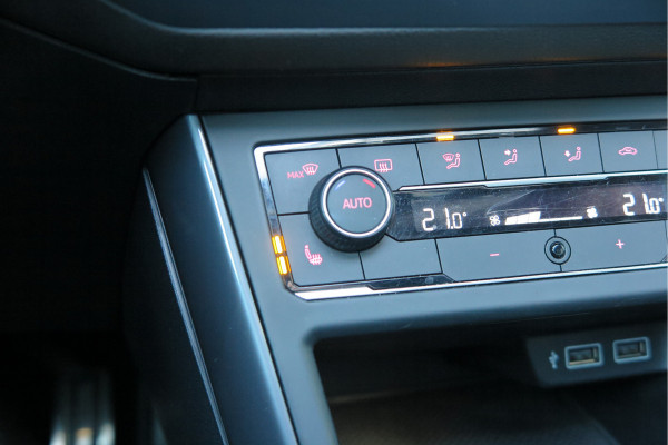 Volkswagen Polo 1.5 TSI 150pk DSG 3x R-line Highline Led , Panorama schuifdak, Virtual cockpit , Stoelverwarming , PDC, DAB+, Carplay, Achteruitrijcamera , LMV , etc.   (nieuwe APK)