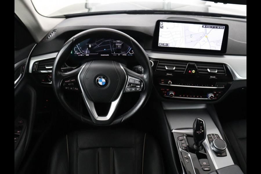 BMW 5 Serie 530e Executive | Leder | Trekhaak | Stoelverwarming | Live Cockpit | Carplay | Achterbankverwarming | Navigatie | Parkeerhulp |