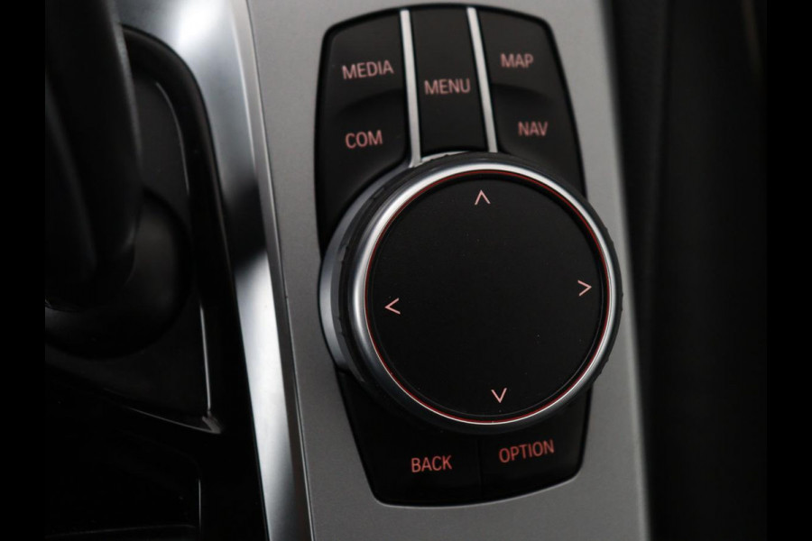 BMW 5 Serie 530e Executive | Leder | Trekhaak | Stoelverwarming | Live Cockpit | Carplay | Achterbankverwarming | Navigatie | Parkeerhulp |