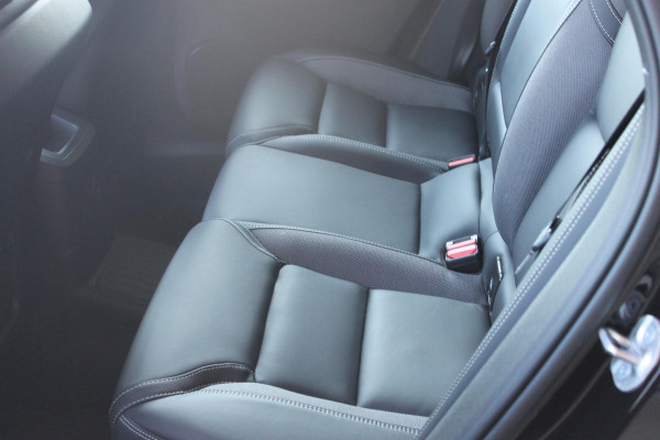 Volvo XC60 T8 455PK Automaat AWD Plus Black Edition Panoramisch schuif-kanteldak / Google infotainment / Adaptieve cruise control / 21" lichtmetalen velgen / Parkeersensoren voor en achter met camera