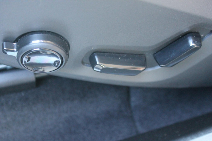 Volvo XC60 T8 455PK Automaat AWD Plus Black Edition Panoramisch schuif-kanteldak / Google infotainment / Adaptieve cruise control / 21" lichtmetalen velgen / Parkeersensoren voor en achter met camera