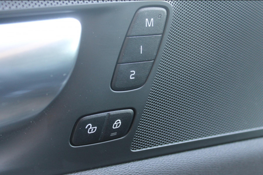 Volvo XC60 T8 455PK Automaat AWD Plus Black Edition Panoramisch schuif-kanteldak / Google infotainment / Adaptieve cruise control / 21" lichtmetalen velgen / Parkeersensoren voor en achter met camera