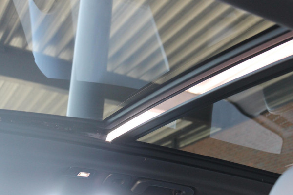 Volvo XC60 T8 455PK Automaat AWD Plus Black Edition Panoramisch schuif-kanteldak / Google infotainment / Adaptieve cruise control / 21" lichtmetalen velgen / Parkeersensoren voor en achter met camera