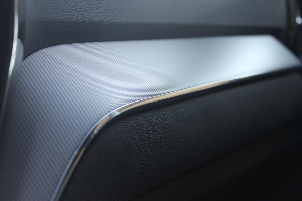 Volvo XC60 T8 455PK Automaat AWD Plus Black Edition Panoramisch schuif-kanteldak / Google infotainment / Adaptieve cruise control / 21" lichtmetalen velgen / Parkeersensoren voor en achter met camera