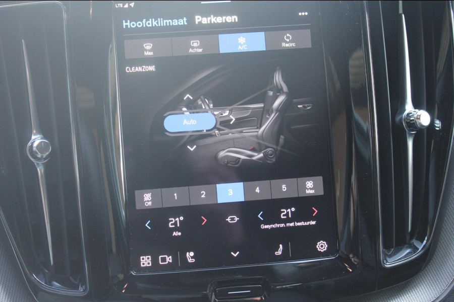 Volvo XC60 T8 455PK Automaat AWD Plus Black Edition Panoramisch schuif-kanteldak / Google infotainment / Adaptieve cruise control / 21" lichtmetalen velgen / Parkeersensoren voor en achter met camera