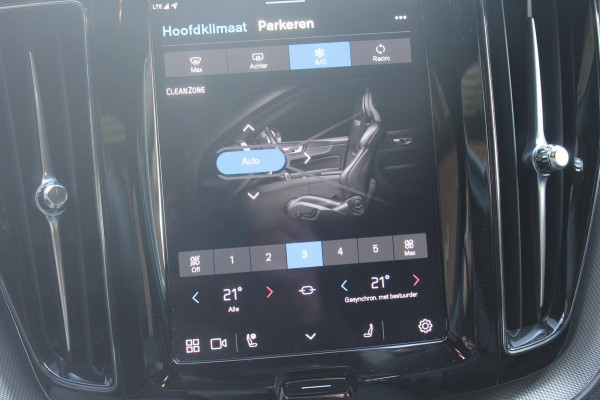 Volvo XC60 T8 455PK Automaat AWD Plus Black Edition Panoramisch schuif-kanteldak / Google infotainment / Adaptieve cruise control / 21" lichtmetalen velgen / Parkeersensoren voor en achter met camera