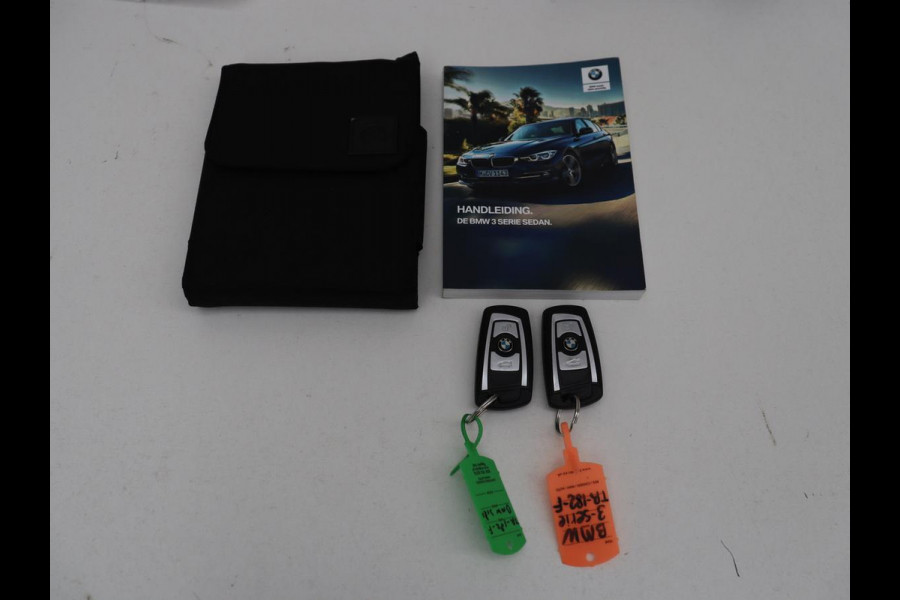 BMW 3 Serie 318i Luxury Edition | Sportstoelen | Leder | Stoelverwarming | Full LED | Navigatie | Parkeerhulp | Cruise control | Climate control | Bluetooth | Origineel NL