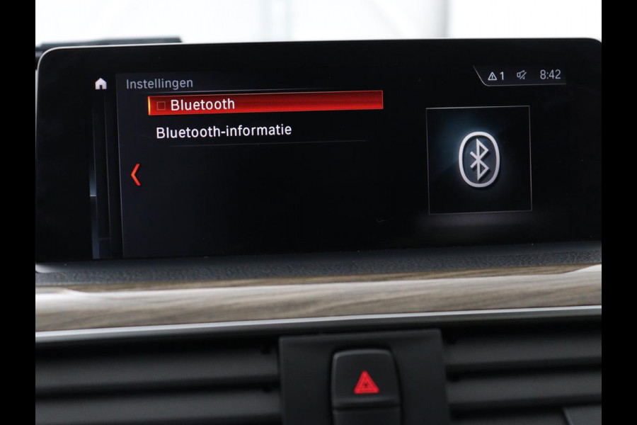 BMW 3 Serie 318i Luxury Edition | Sportstoelen | Leder | Stoelverwarming | Full LED | Navigatie | Parkeerhulp | Cruise control | Climate control | Bluetooth | Origineel NL