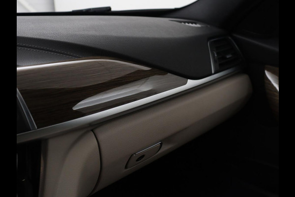 BMW 3 Serie 318i Luxury Edition | Sportstoelen | Leder | Stoelverwarming | Full LED | Navigatie | Parkeerhulp | Cruise control | Climate control | Bluetooth | Origineel NL
